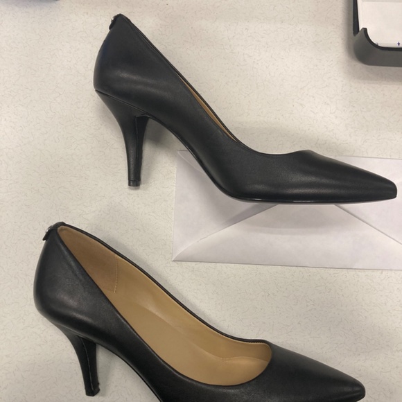 Michael Kors Alina Flex Leather Pump - Picture 4 of 9